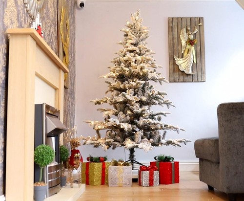 Pre lit christmas - tree, snow