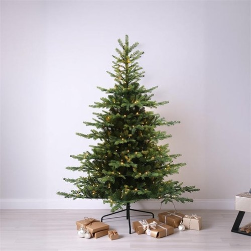 Pre lit realistic christmas - pre-lit,